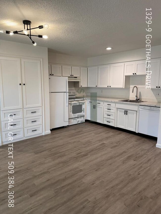 Building Photo - 1329 Goethals Dr