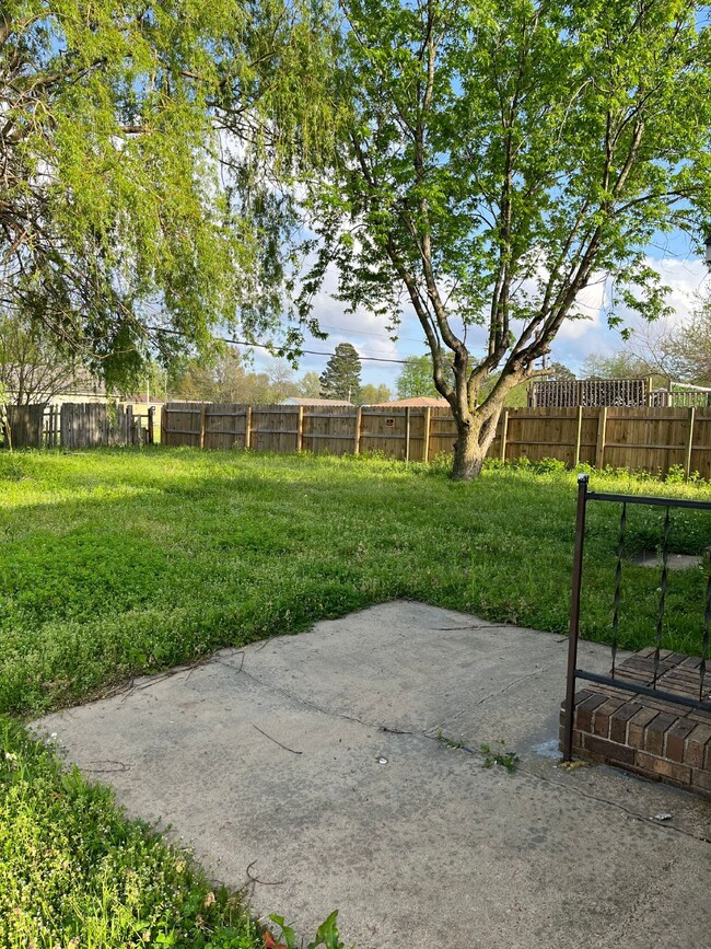 Building Photo - "Charming 3-Bed Home with Cozy 982 Sq. Ft. Living Space on Smith Avenue, Trumann!"