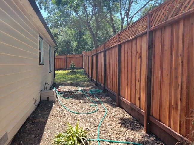 Building Photo - Super Cute Cottage on Large Lot in Quiet Area