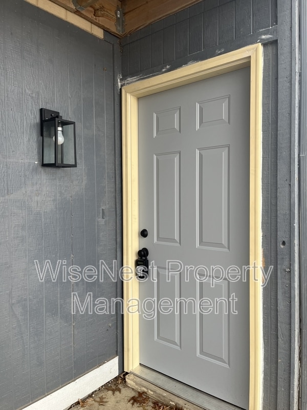 Building Photo - 708 NE Ball Dr