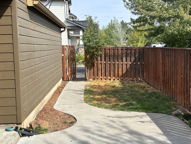 Building Photo - Lovely Corner Lot Home facing Sun Meadow Park