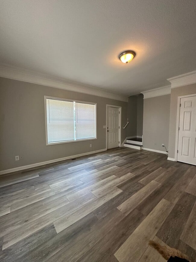 Building Photo - Large 4 bedroom home near Campus- Pre Lease for August 1st 2026