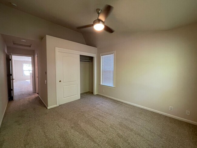 Building Photo - Exceptionally Spacious and Modernized 2x2 Townhouse w/Garage and Washer/Dryer Hookups!