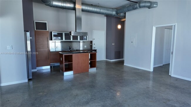 Building Photo - 10 SW South River Dr