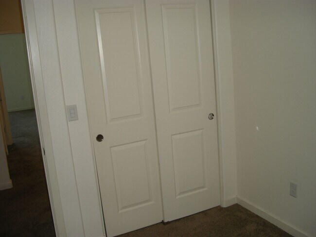 Building Photo - Three Bedroom, Two and a Half Bath Townhome Near UNR