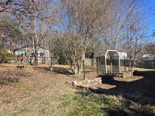 Building Photo - Large home close to Lyon