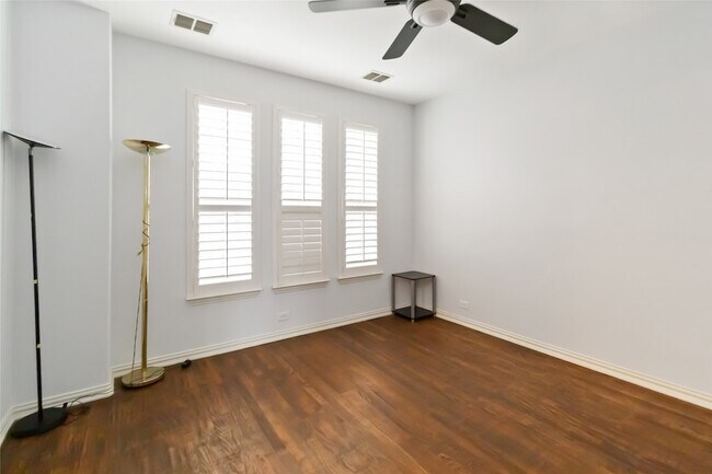 Building Photo - 920 Falcon Dr