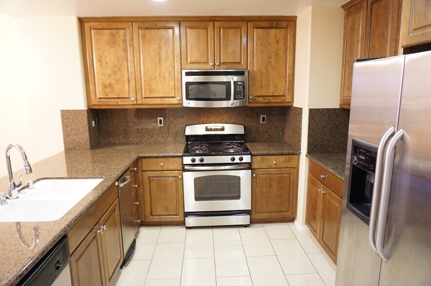 Building Photo - 20406 Paseo Cresta