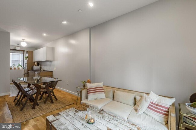 Building Photo - 1306 Hope St