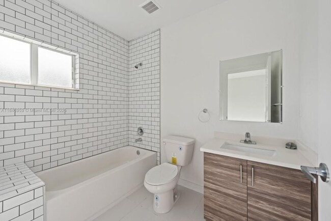 Building Photo - 3 bedroom in Miami FL 33142