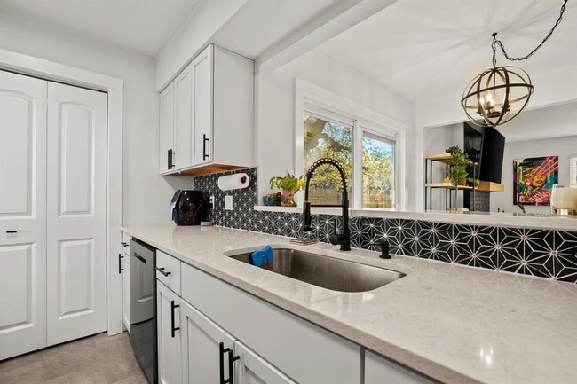 Building Photo - 7001 Woodhue Dr