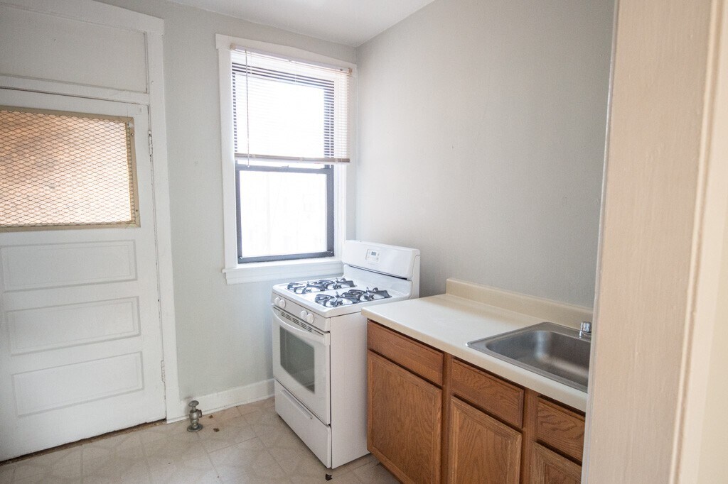 Building Photo - 627 W Cornelia Ave