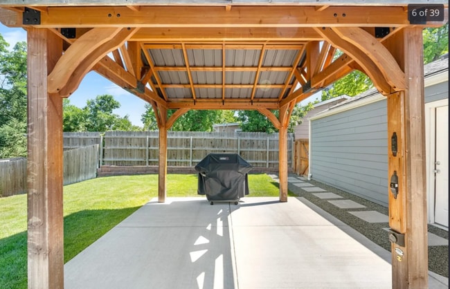 Building Photo - 6604 S Dahlia Cir