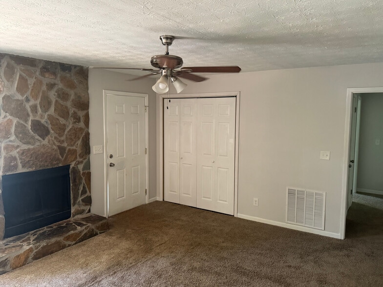 Building Photo - Room in House on Willowbrook Dr