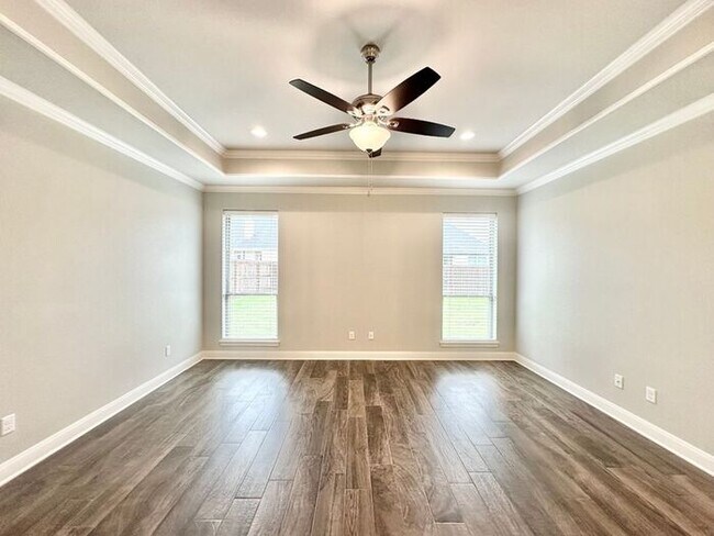Building Photo - Available Now! Stunning 3 Bedroom 2 Bath i...