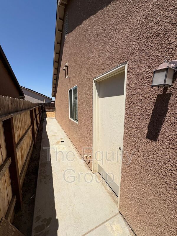 Building Photo - 2132 E Sweet Ave