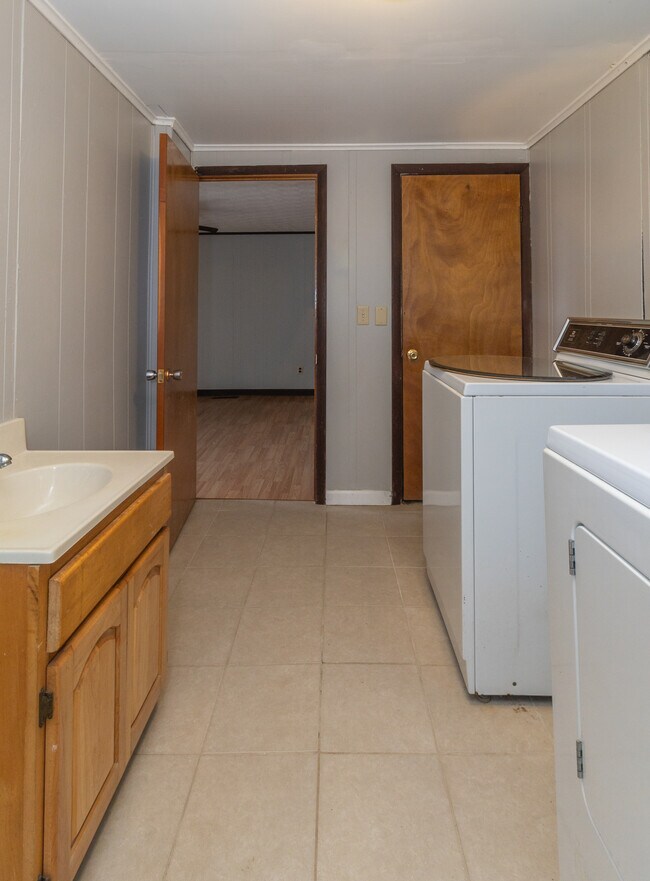 Building Photo - 513 Benton Cir