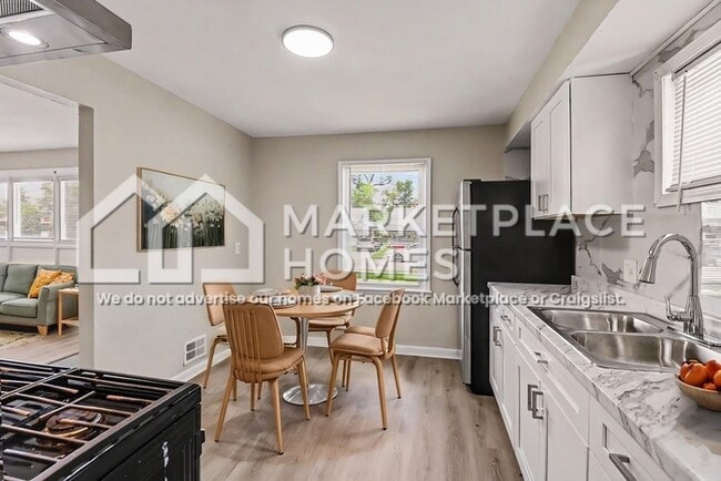 Building Photo - 26437 Lehigh St