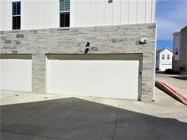 Building Photo - 2624 Metcalfe Rd