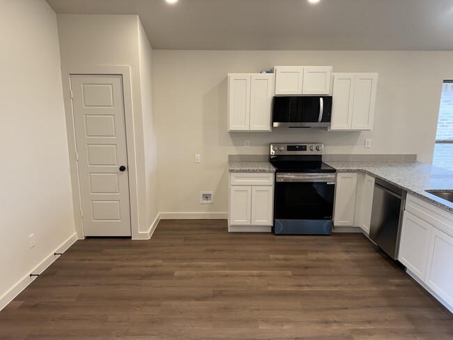 Building Photo - 1305 N Chicago Ave