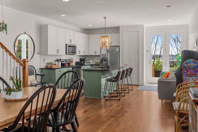 Building Photo - 559 Veritas St