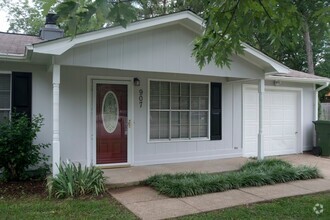 Building Photo - Spacious 3 bedroom/2 bath ranch- South Hun...