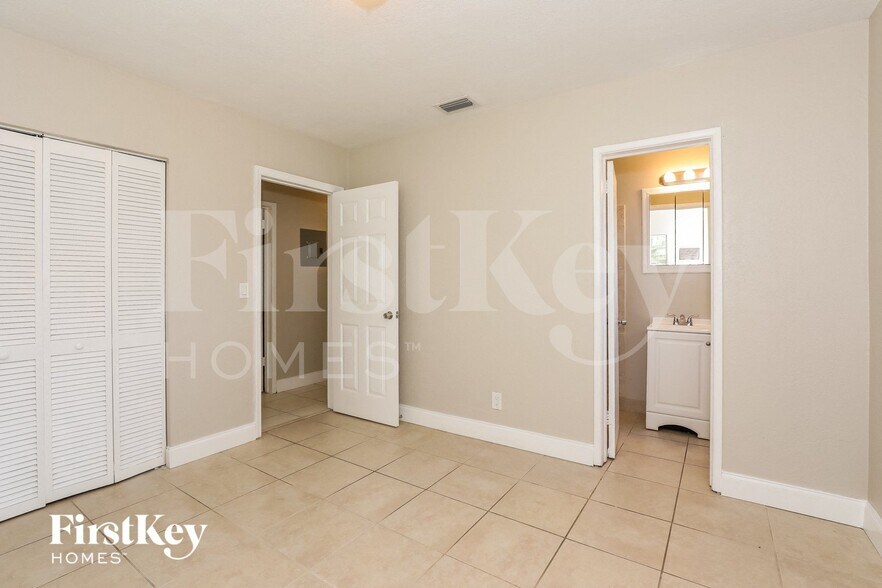 Building Photo - 6487 SW 26th St