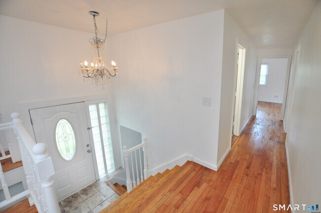 Building Photo - 13 Pleasant View Ave