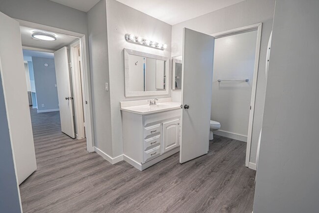 Building Photo - Fully Remodeled 2 Bedroom Condo for Rent in Valencia!