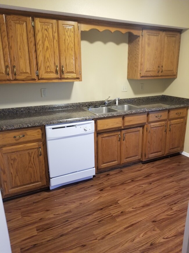 Building Photo - Townhome with a fireplace