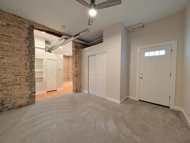 Building Photo - 2048 W Evergreen Ave
