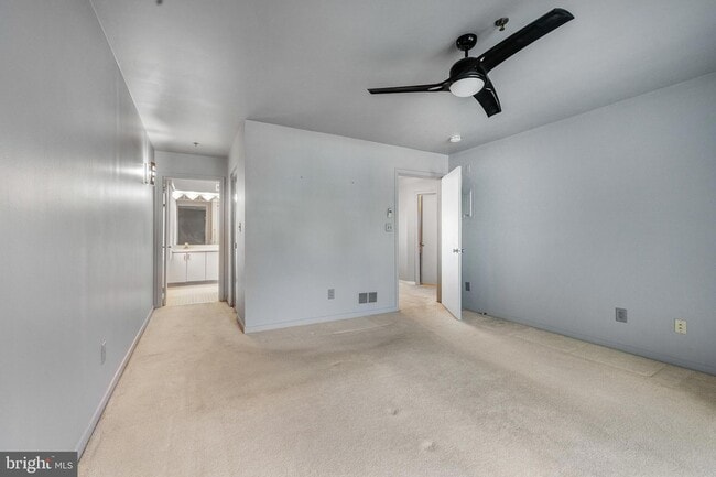 Building Photo - 5213 Le Parc Dr