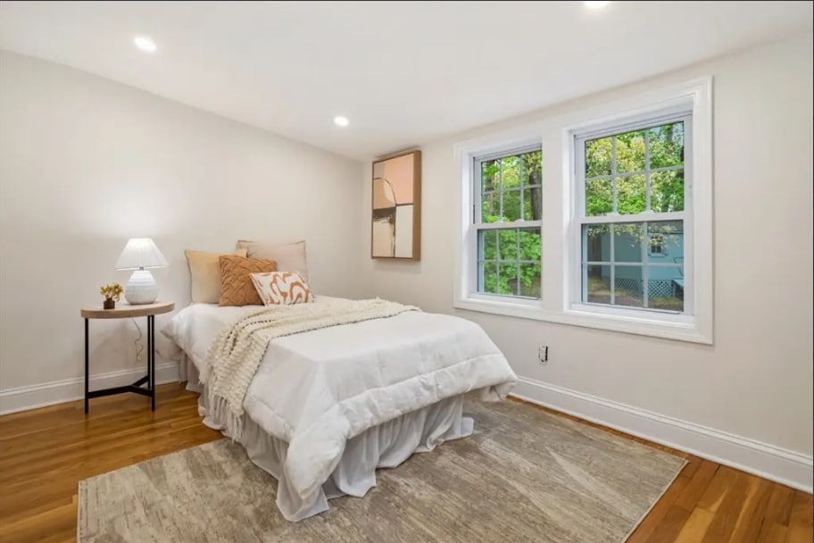 Building Photo - 905 Main St