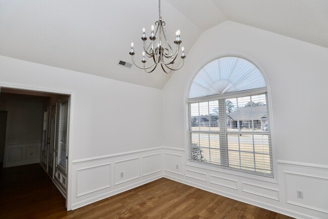 Building Photo - 3065 Temple Rd