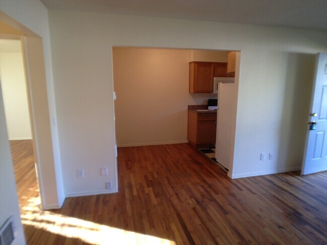 Building Photo - Lower 1bed, bike storage, great location, all dogs welcome!