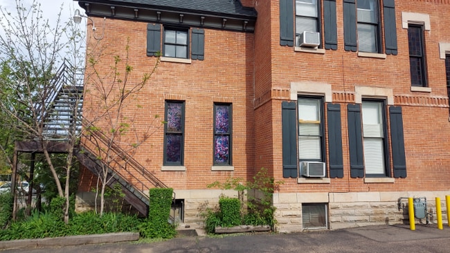 Building Photo - 334 E Mulberry St