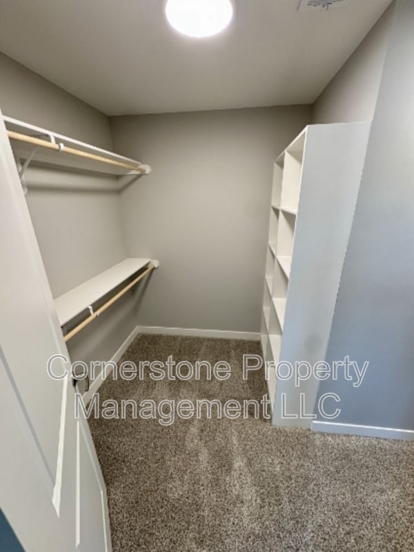 Building Photo - 8431 Valley Spring Dr