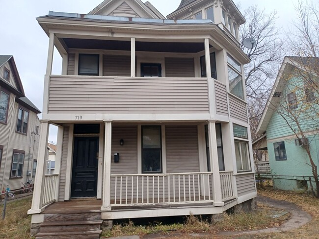 Building Photo - 719 Edmund Ave W