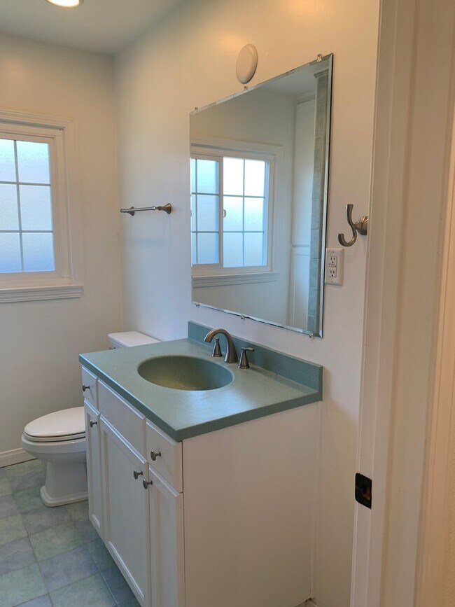 Building Photo - Spacious 3+3 Single Story Home w/ office -...