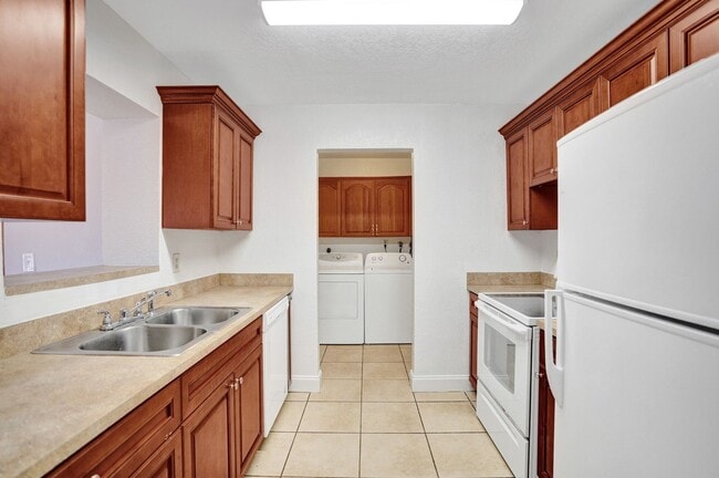 Building Photo - Spacious and beautiful home with a fenced backyard!