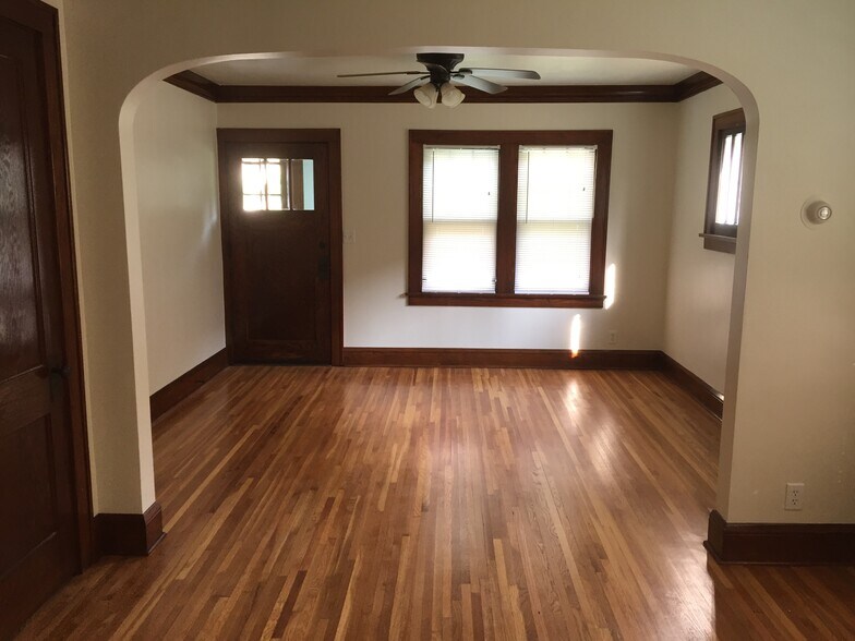 Building Photo - 3036 37th Ave S