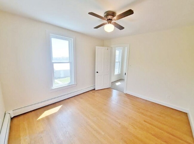 Building Photo - 3 Bed / 1-1/2 Bath Single Family w/2 Car G...