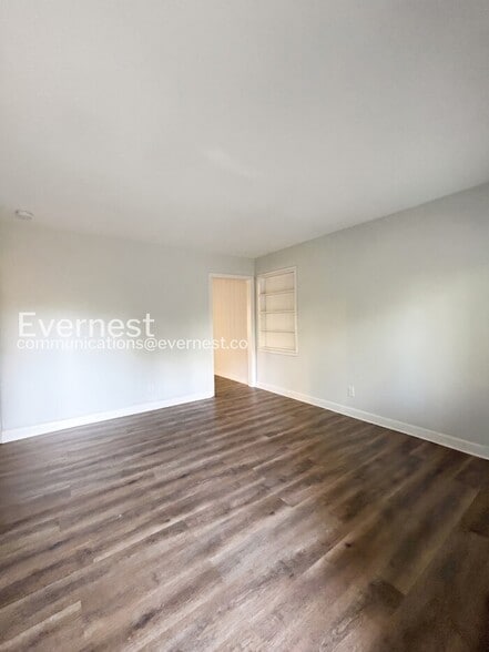 Building Photo - 203 Pinetree Dr