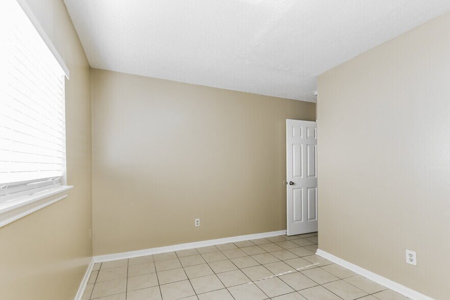 Building Photo - 2215 Hazyknoll Ln