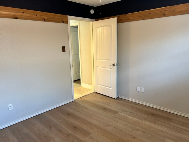 Building Photo - Self Showing - 3 Bedroom 2 bathroom Move I...