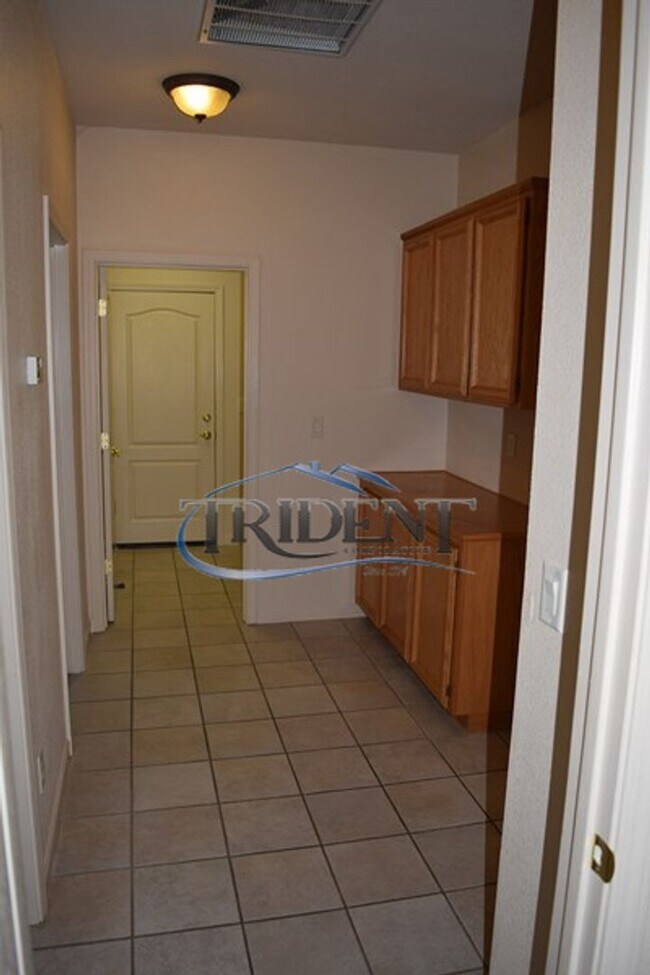 Building Photo - 4 bedroom, 3 bath house with den/office