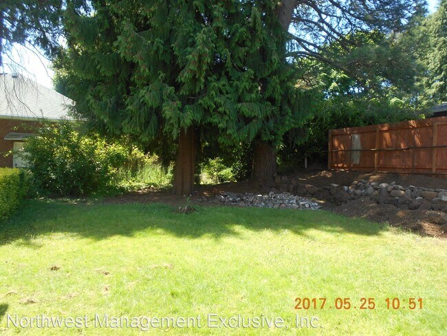 Building Photo - 3 br, 1.5 bath House - 2037 NE Dallas St.