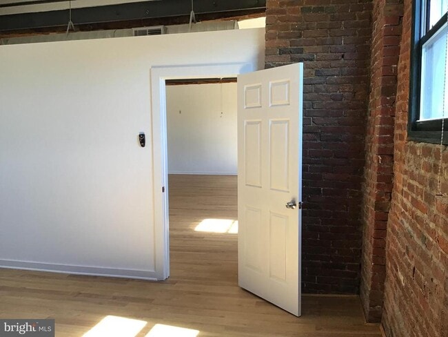 Building Photo - 1125 E Columbia Ave