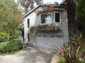 Building Photo - Gorgeous 3 Bedroom 2  Bathroom Home Walkin...