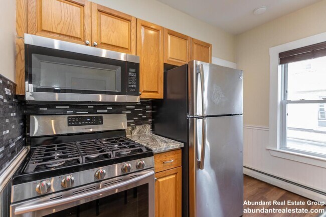 Building Photo - 376 Medford St